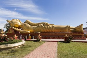 Man bekommt ihn kaum auf Bild: Liegender Buddha im Wat That Luang Tai