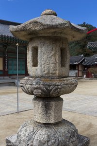 Steinlaterne, die das friedliche Licht Buddhas symbolisiert