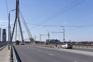 Über die Vanšu-Brücke geht es von Riga nach Kipsala.