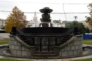 Brunnen auf dem Revolutionsplatz