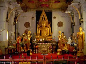 Goldene Buddhas im Zahntempel von Kandy