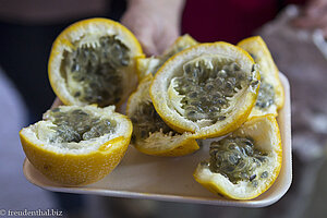 Granadilla zum Probieren im Mercado de Paloquemao von Bogota