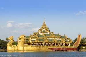 der Karaweik Palace - Nachbildung eines burmesischen Königsschiffs