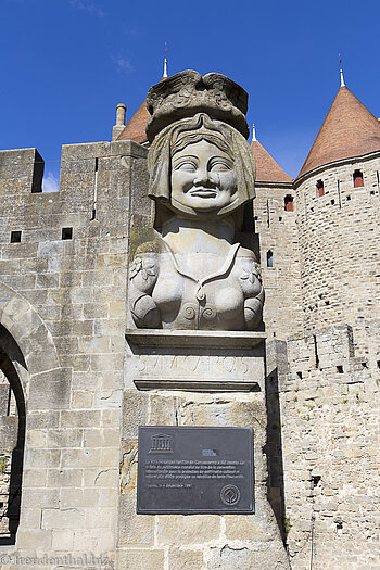 Die Dame Carcas wacht über die Tore von Carcassonne