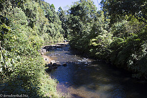 auf der Hängebrücke über den Vang Ngau River