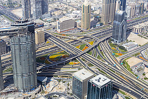 Straßenwirrwarr in Dubai