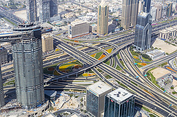 Straßenwirrwarr in Dubai