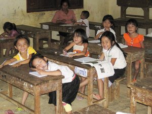 Kinder der Hmong in der Schule bei Vang Vieng