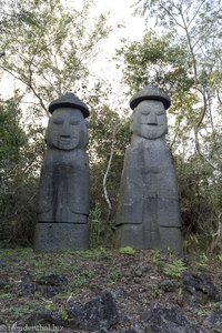 Steinfiguren im Wald beim Jeju Stone Park
