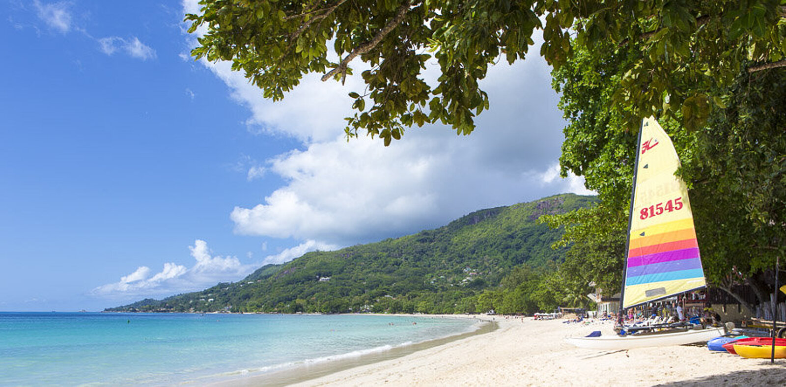 Heller Strand und türkisblaues Meer beim Beau Vallon Beach auf Mahé