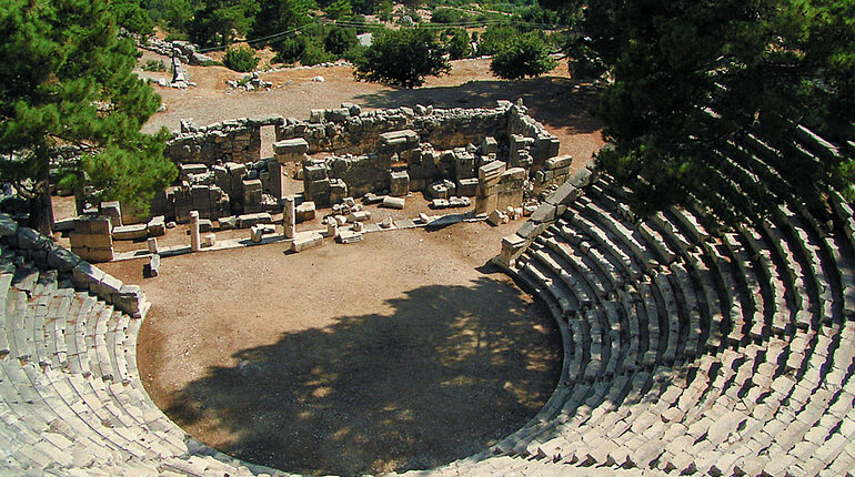 Blick auf das Amphitheater von Arykanda im Taurusgebirge