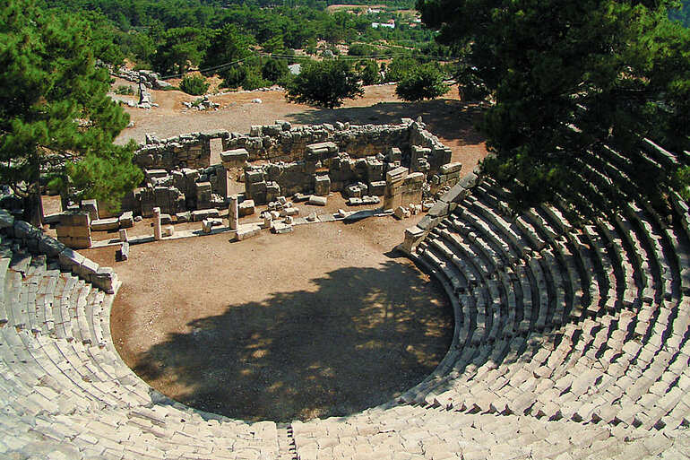 Blick auf das Amphitheater von Arykanda im Taurusgebirge