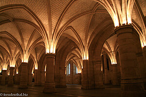 in Gewölbesaal der Pariser Conciergerie