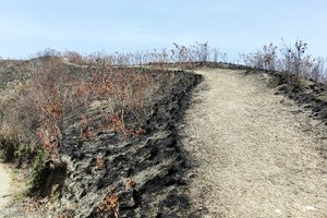 Weg auf einen abgebrannten Berg
