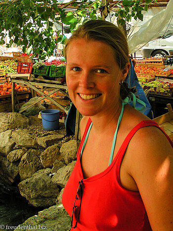 Anne auf Markt vor Arykanda im Taurusgebirge