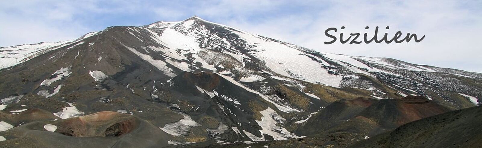 Schroffe Vulkanlandschaft mit Schnee am Ätna auf Sizilien