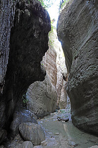 Die Felswände berühren sich fast - Avakas-Klamm