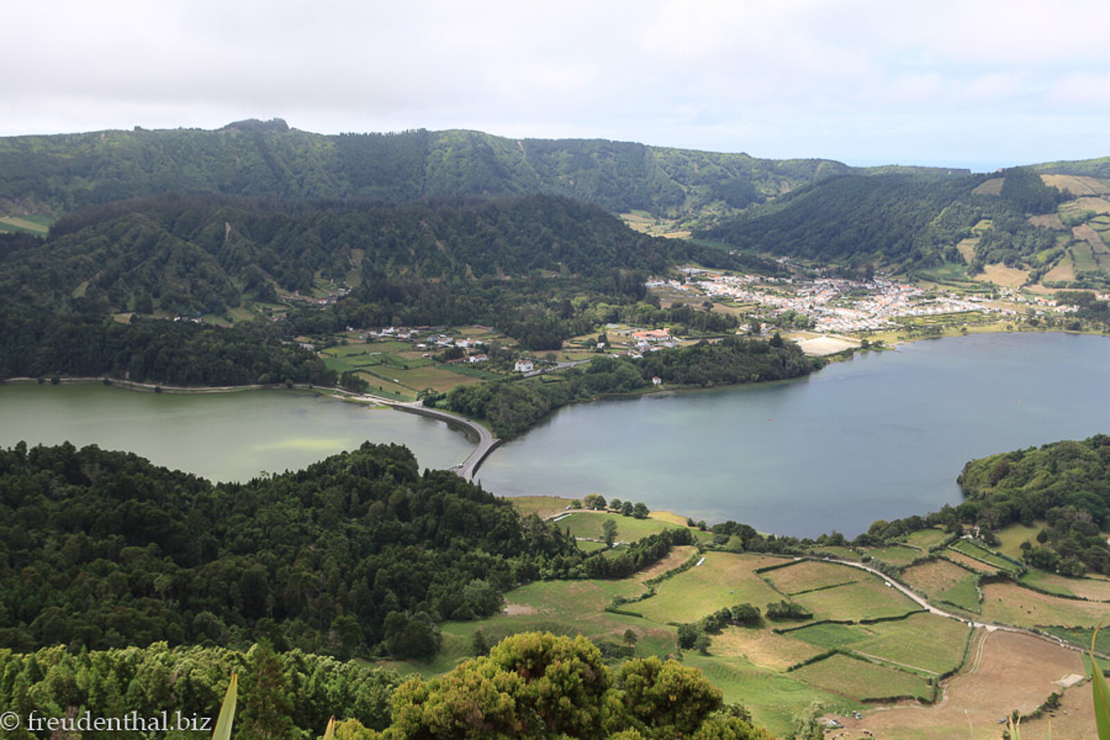 Aussicht auf den Lagoa Verde und Lagoa Azul auf der Azoreninsel São Miguel