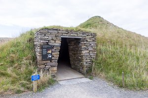 Eingang einer nachgebauten Steinzeitwohnung bei Skara Brae