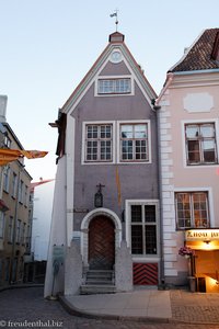 Haus am Rathausplatz mit typischer Sitzgelegenheit vorm Eingang