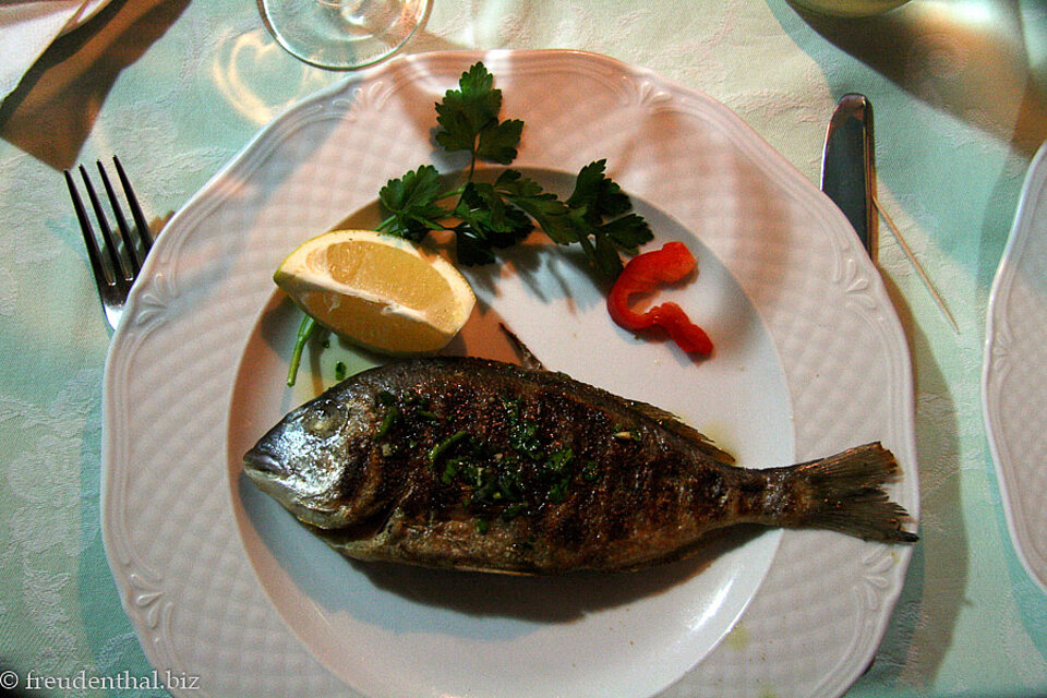 Gegrillte Dorade im Restaurant Gio Marina in Muravera, Sardinien