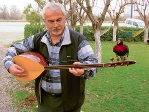 Gitarrist mit Papagei in der Westtürkei