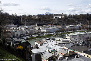 Blick über Salzburg zum Mönchsberg