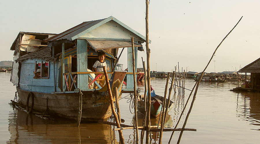Ein Kind auf dem Hausboot auf dem Tonle Sap.