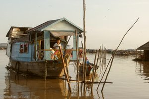 Ein Kind auf dem Hausboot auf dem Tonle Sap.