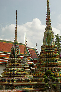 Jede Menge Chedis im Wat Pho von Bangkok.