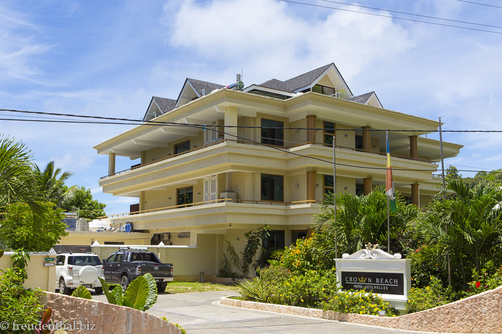 Hauptgebäude des Crown Beach Hotels auf der Seychelleninsel Mahé