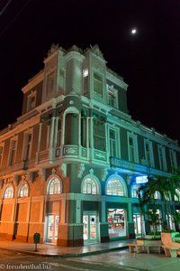 Kolonialbau in Cienfuegos bei Abendlicht