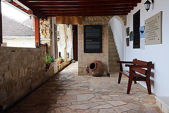 In den Gängen des Klosters Chrysorrogiatissa