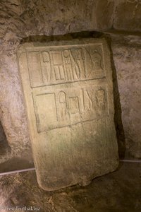 Steinplatte in den St. Paul's Catacombs von Ir-Rabat