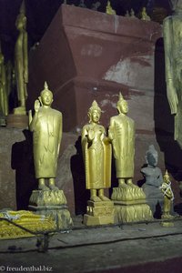 Goldene Buddha-Statuen in der Höhle Tham Theung - Pak-Ou-Höhlen