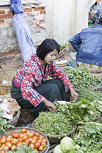 Grünes Kraut auf dem Mani Sithu Market von Bagan