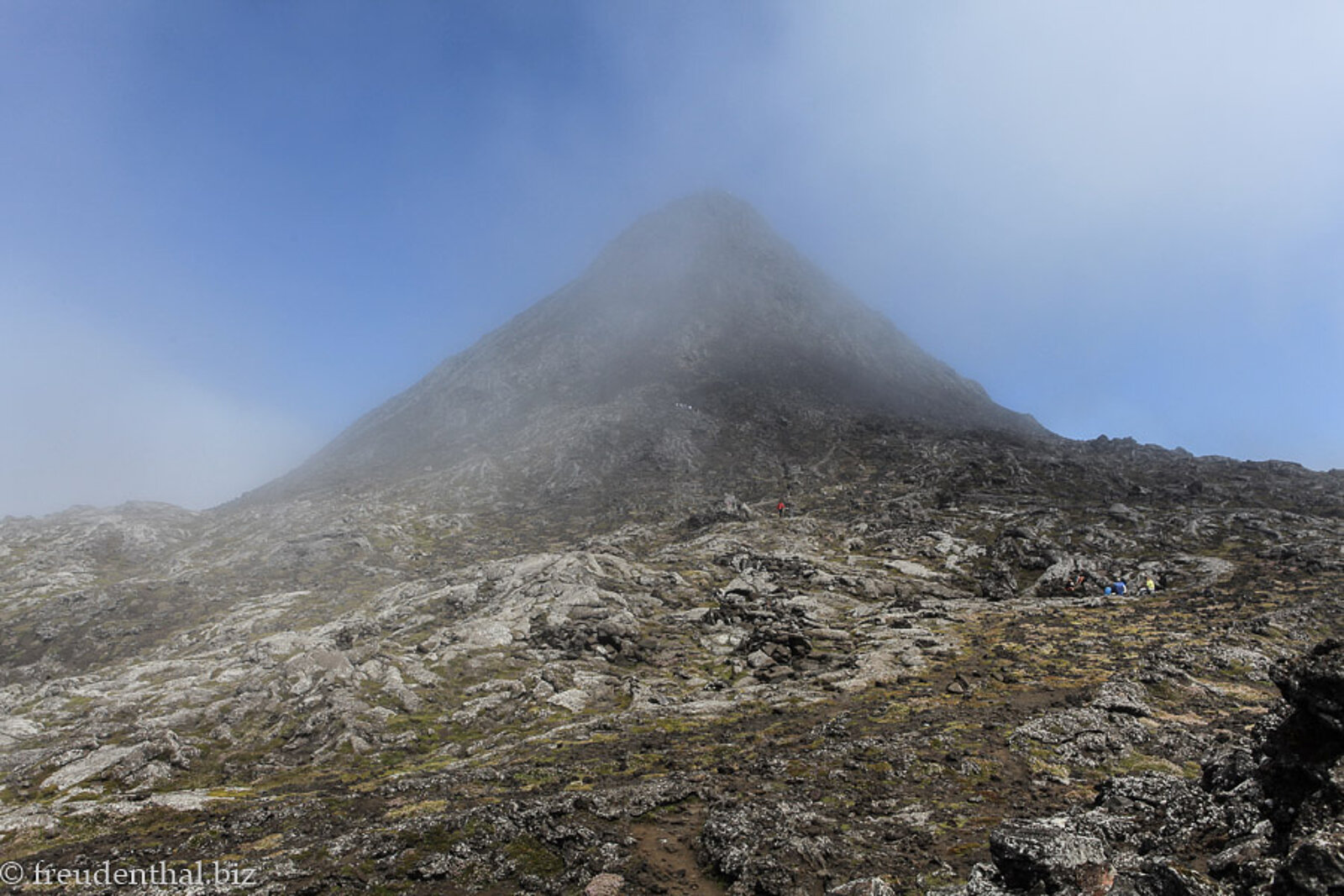 Der Piquinho von Pico im Spiel zwischen Nebel und Sonne