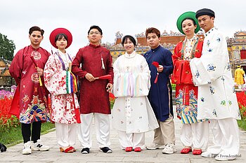 in traditionellen Gewändern gekleidete Vietnamesen in der Verbotenen Stadt Hués