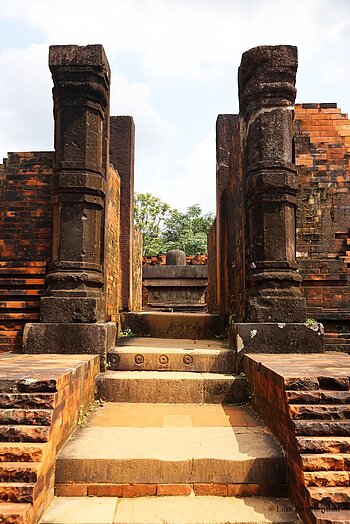 Rückseite und Durchgang des Tor-Turms C2 in Mỹ Sơn