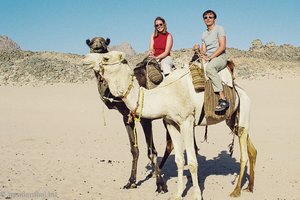 Anne und Lars reiten auf einem Kamel