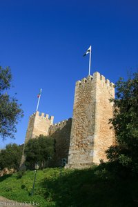 auf den Türmen des Castells wehen die Fahnen Porugals (links) und Lissabons.