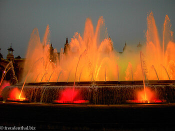 Abendliche Wasserspiele am Font Mágica in Barcelona