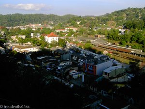 Hilltop - Sicht auf Kandy und den Bahnhof