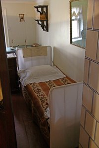 Bett im Zimmer des Hausmeisters im Tolstoy-Wohnhaus