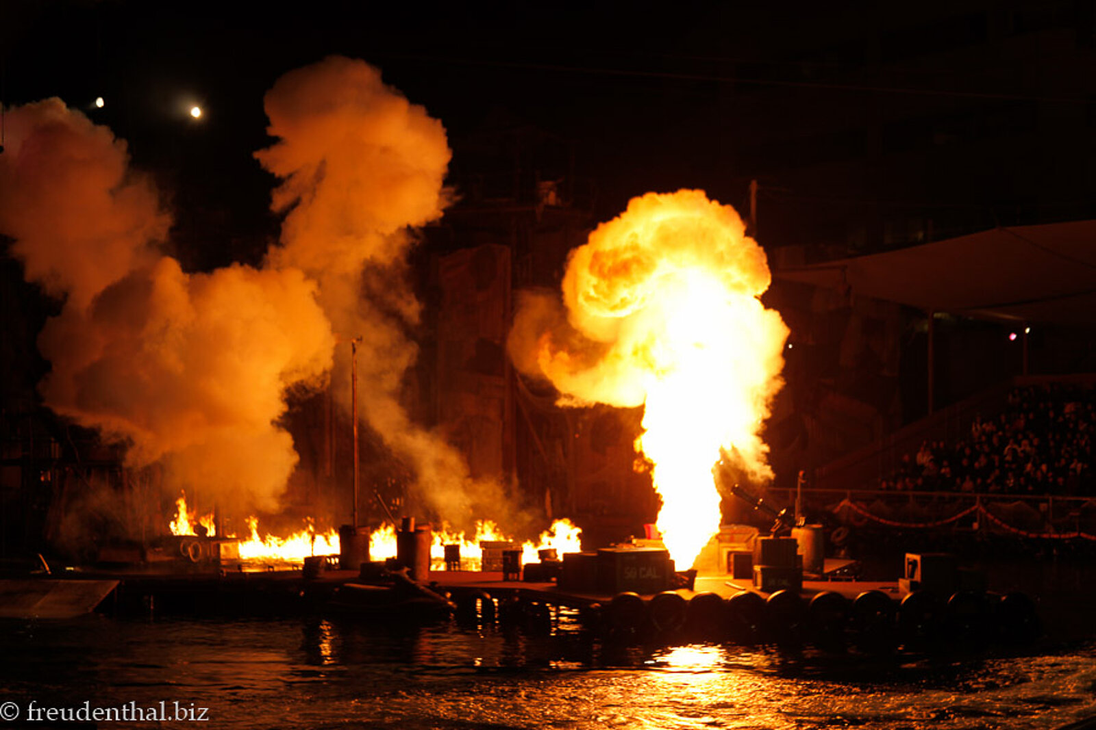 Atemberaubende Pyroeffekte in Waterworld in den Universal Studios bei Los Angeles