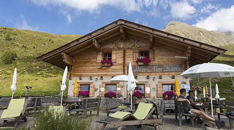 Die Tallner Alm Kaser beim Hirzer