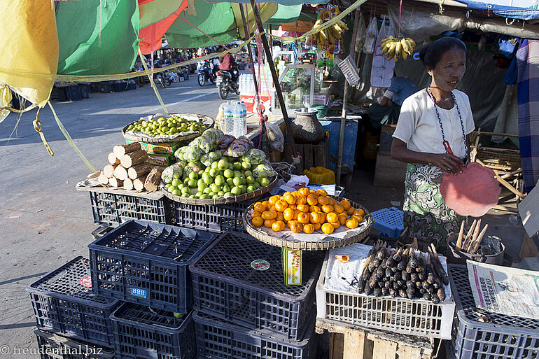 Marktstand auf dem Weg nach Mandalay Marktstand auf dem Weg nach Mandalay