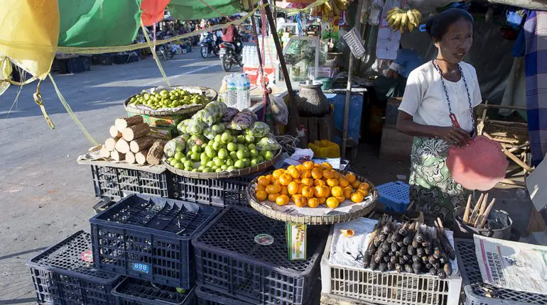 Marktstand auf dem Weg nach Mandalay
