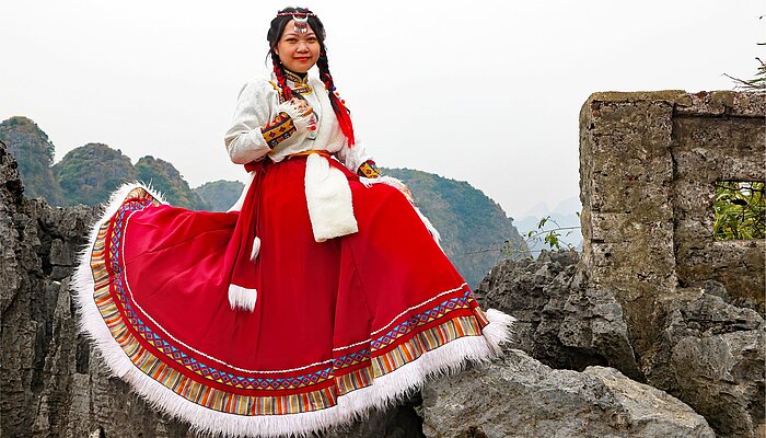 Vietnamesin im traditionellen Kleid bei Hang Múa, Ninh Binh