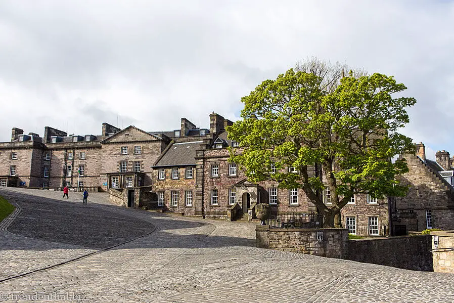 Großer Hofplatz im Edinburgh Castle